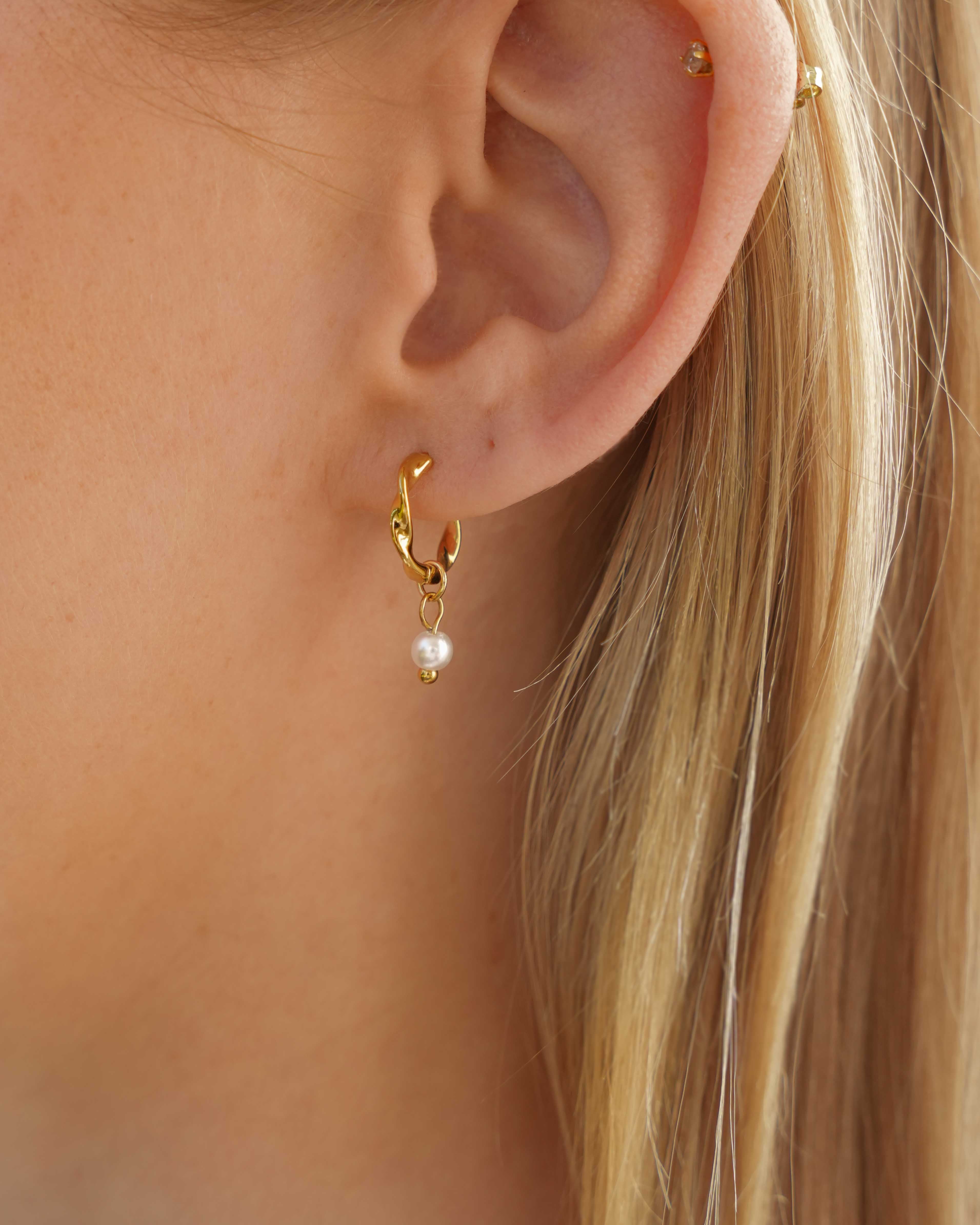 Charleston - 18k Gold Pearl Huggie Earrings