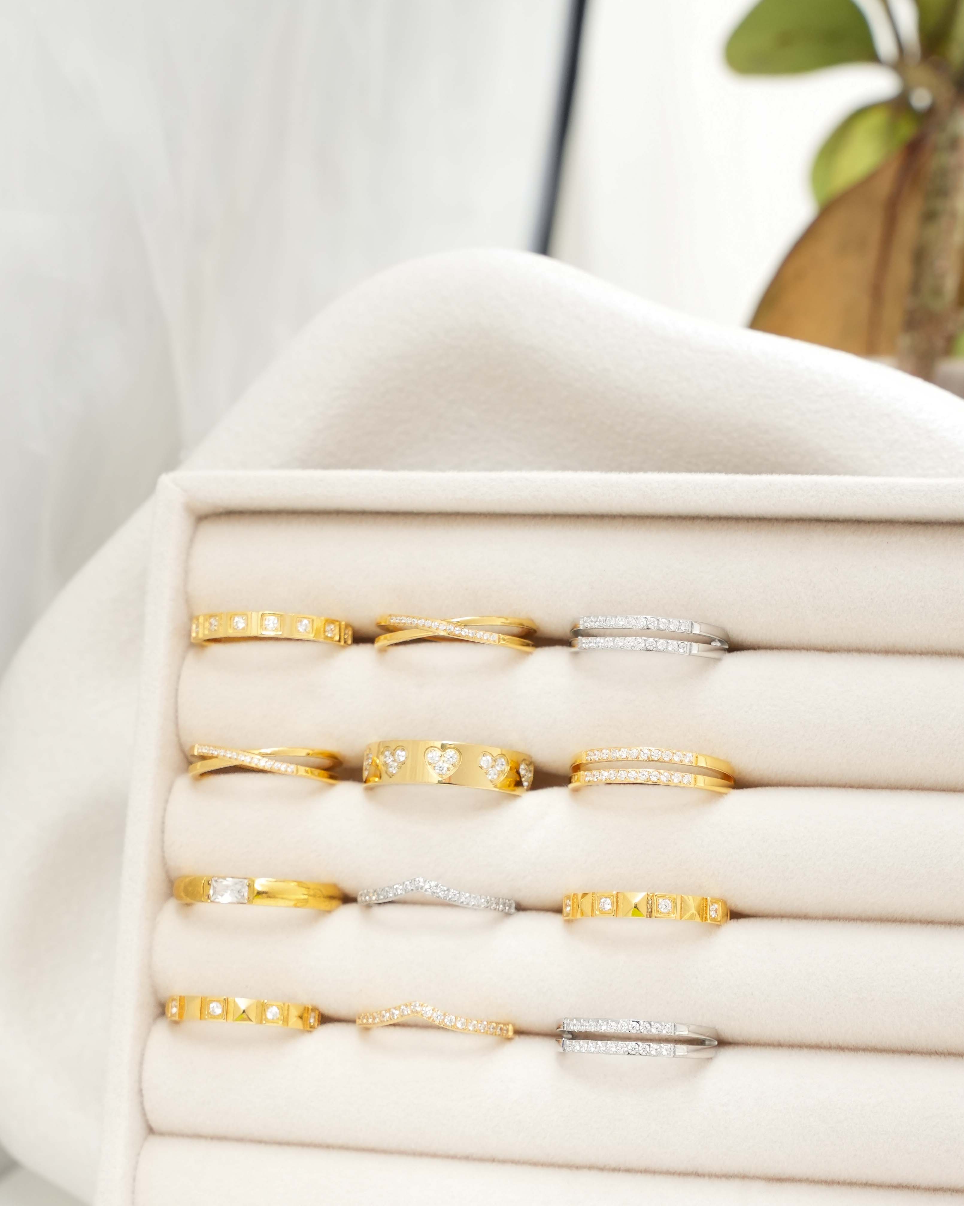 Amor - 18k Gold Heart Cubic Zirconia Ring