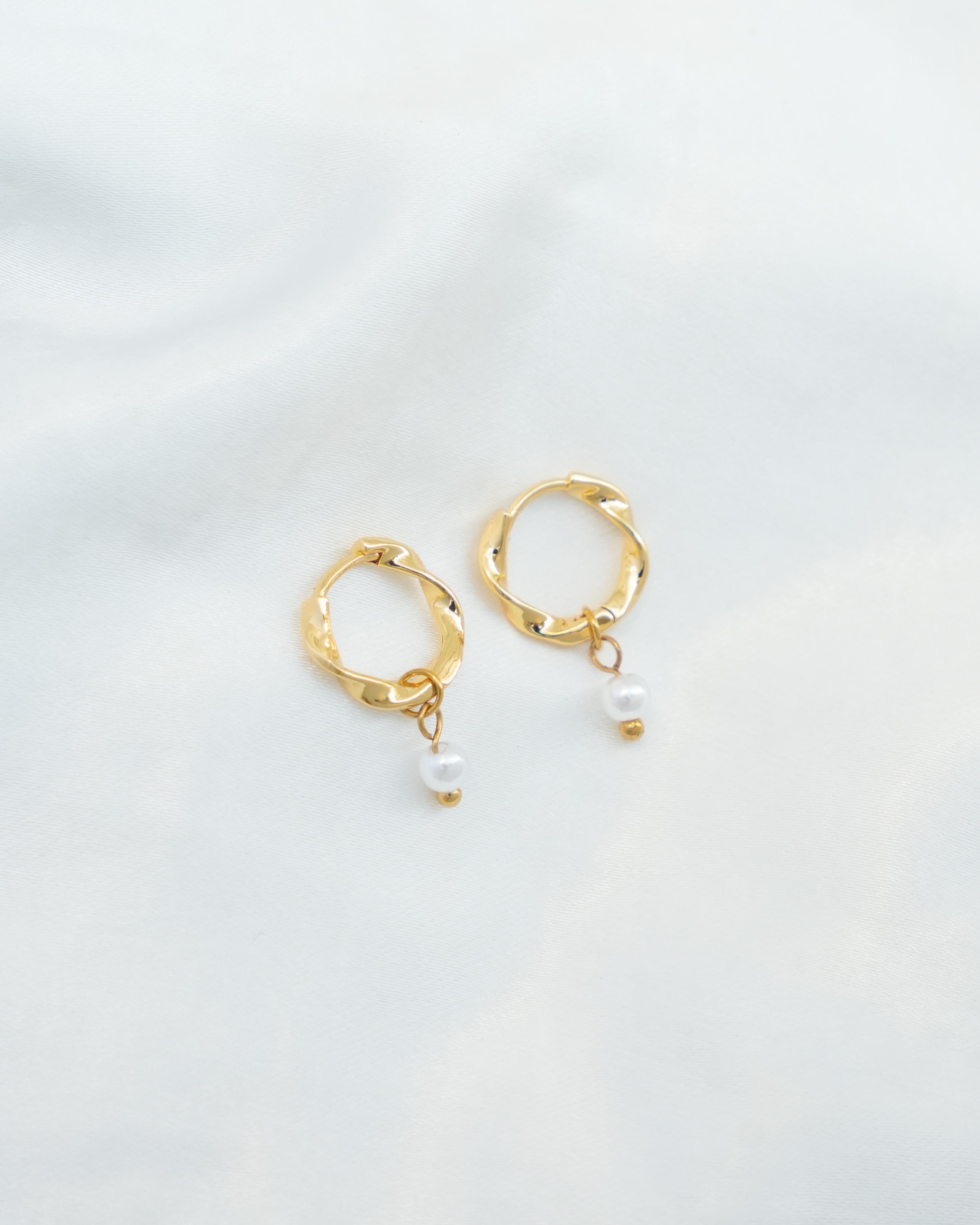 Charleston - 18k Gold Pearl Huggie Earrings